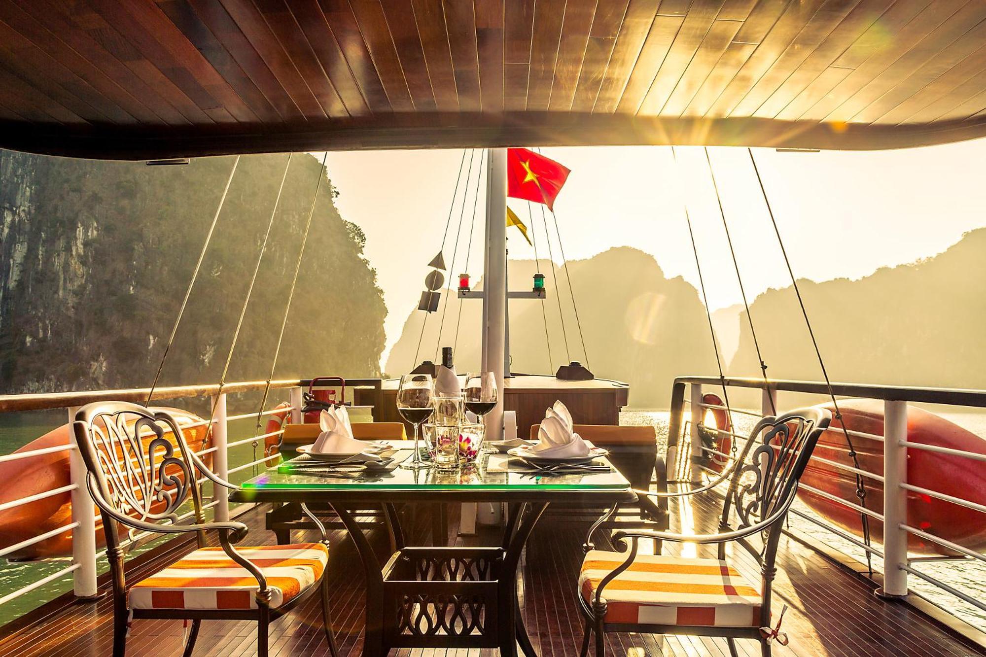 Emeraude Classic Cruises Ha Long Exterior foto